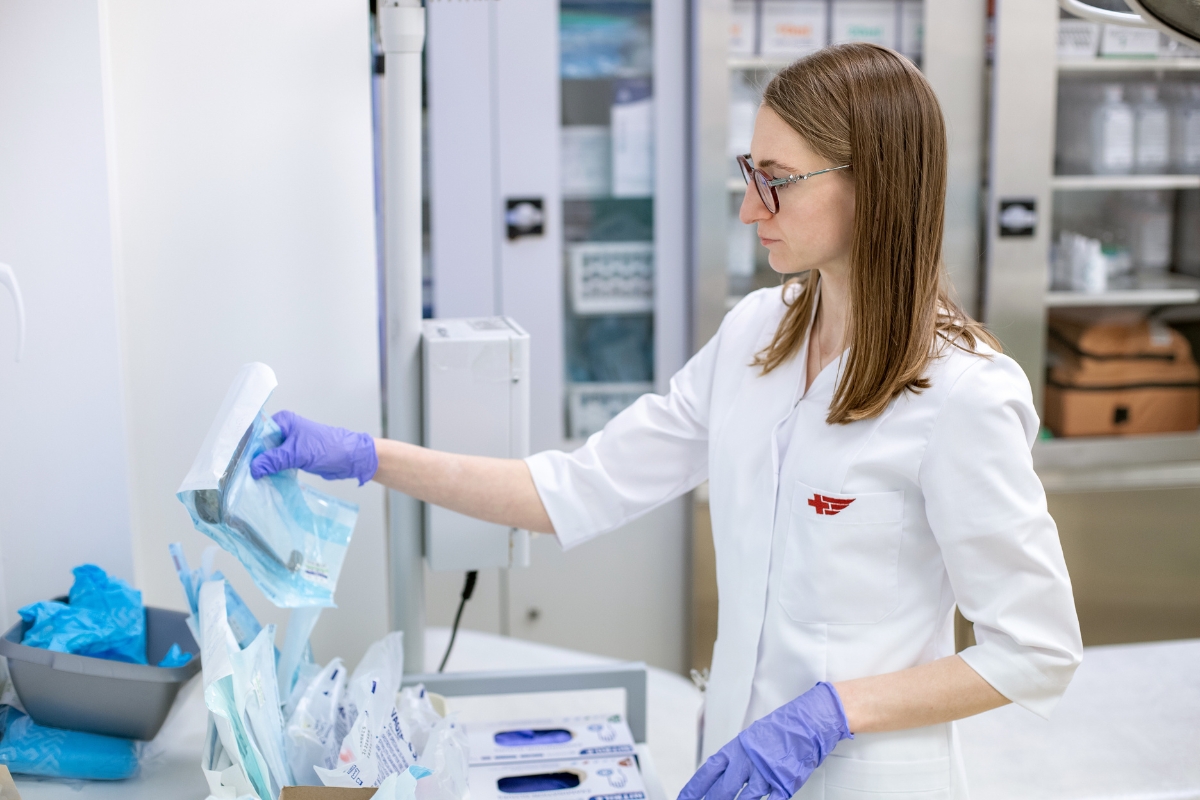 Gydytoja ima paketą su medicinine priemone