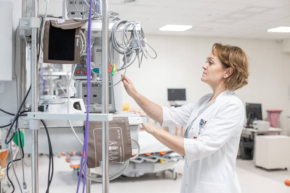 slaugytoja prie medicininės aparatūros
