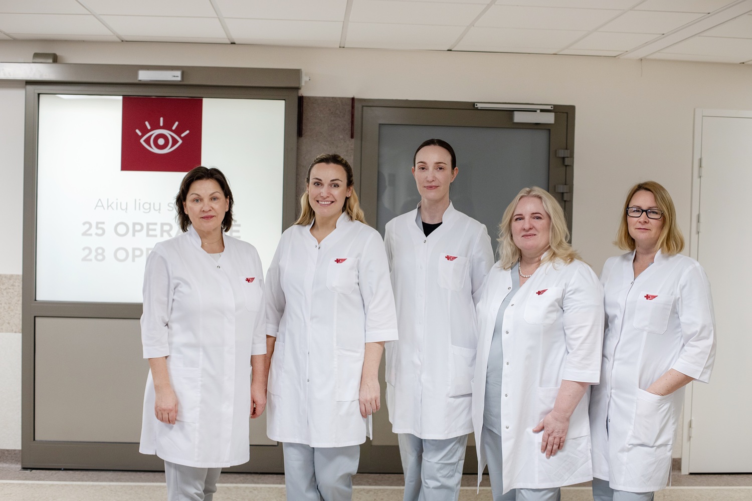 Kataraktą operuojančios gydytojos